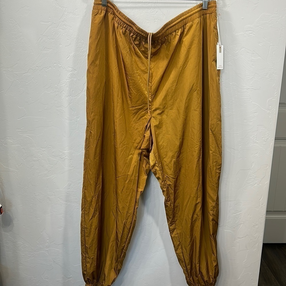 Good American nylon joggers size 5X. NWT. Mustard yellow color